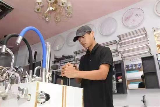 廣東好人丨19歲小伙韋文煜 凌晨從5米高橋躍下勇救一對溺水情侶